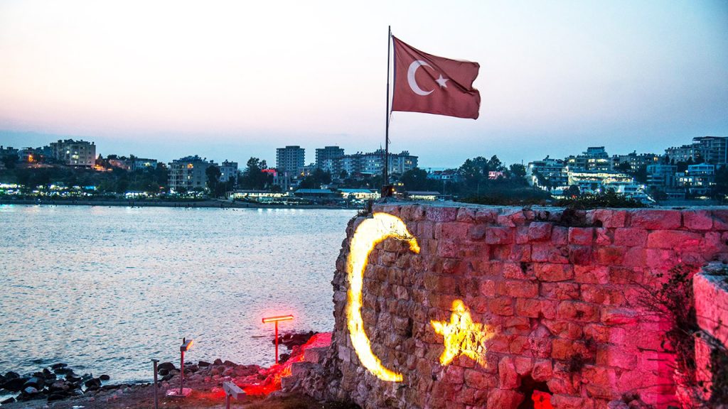 Adana Büyükşehir Belediyesi’nden Ay Yıldızlı Aydınlatma