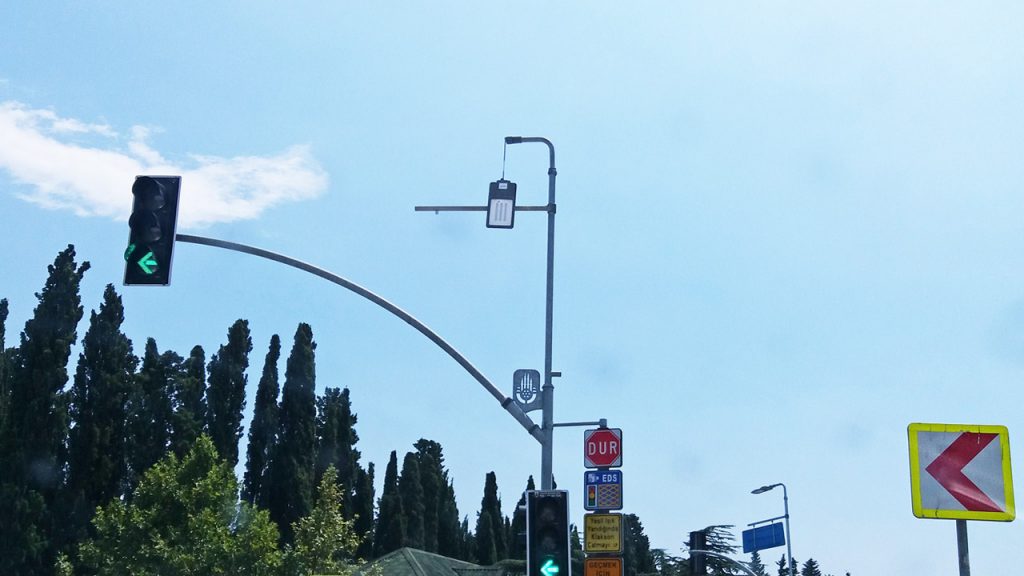 İstanbul’da Direkten Sarkan LED Sokak Armatürü Korkuttu