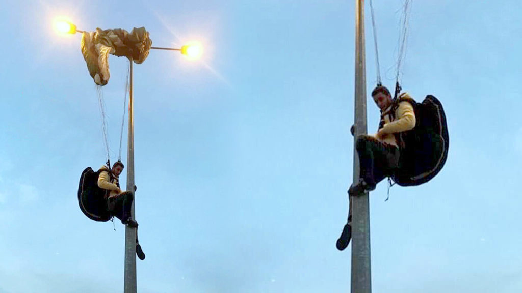 Paraşütçü Aydınlatma Direğinde Asılı Kaldı