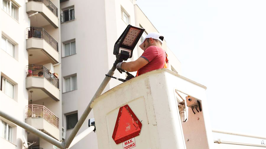 Bayraklı’nın Parklarında LED Dönüşümü Başladı