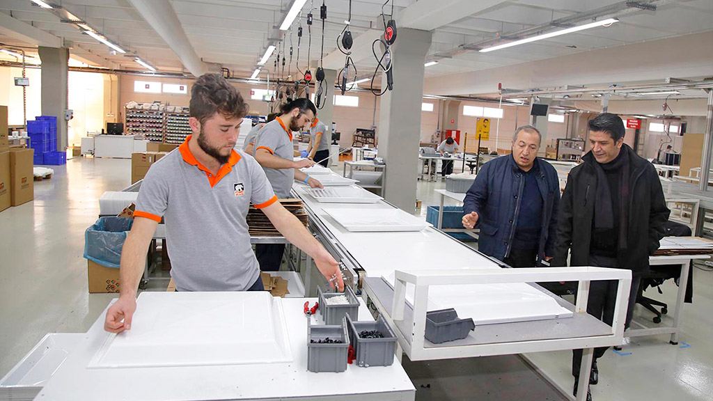 Başkan, Fiberli LED Aydınlatma Fabrikasını Ziyaret Etti