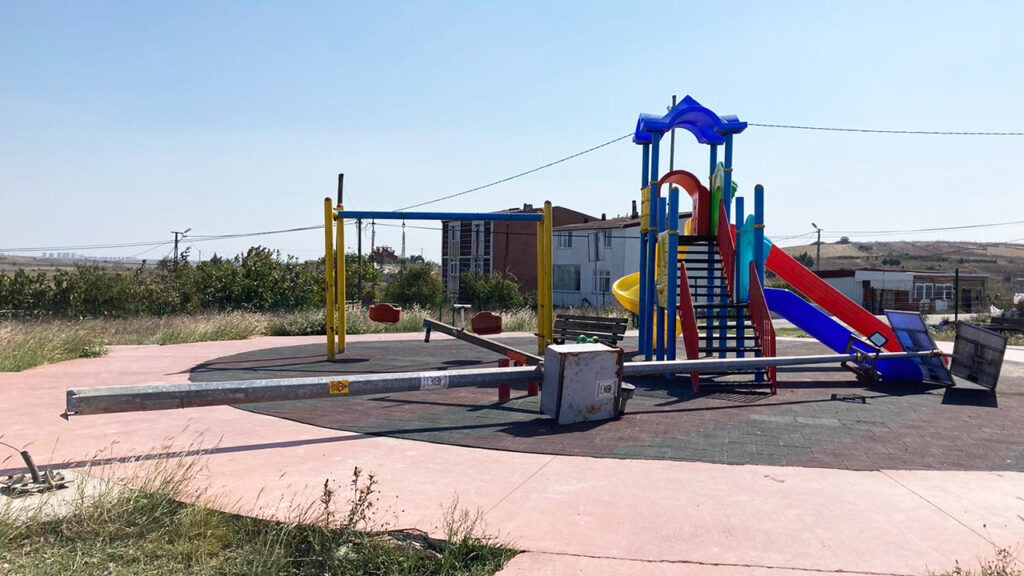 Parkta Oynayan Küçük Çocuğun Üzerine Aydınlatma Direği Düştü