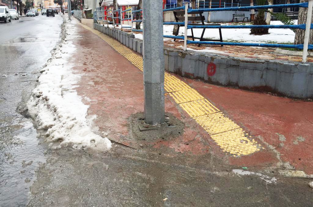 Engelli Rampasının Üzerine Yapılan Aydınlatma Direği Tepki Çekti